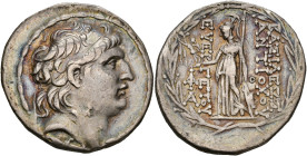 ROYAUME SÉLEUCIDE, Antiochos VII Evergète (138-129), AR tétradrachme, Antioche. D/ T. diad. à d. R/ BAΣΙΛΕΩΣ∕ ANTIOXOY/ EYEPΓETOY Athéna deb. à g., te...
