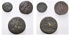 ROYAUME LAGIDE, lot de 3 bronzes: Ptolémée II, AE27, R/ À g., bouclier entre deux mongrammes; Ptolémée III, AE34, R/ Corne d'abondance à g. et étoile ...