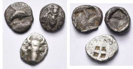 lot de 3 fractions: îles de Thrace, Thasos, hémiobole, Dauphin/Carré creux; Ionie, Ephèse, 1/48 statère, Abeille/Carré creux; Troade, Lamponeia, hémio...