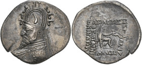 ROYAUME PARTHE, Gotarzes Ier (95-90), AR drachme, Rhagae. D/ B. dr. à g., coiffé d'une tiare ornée d'une corne. R/ Archer assis à d., ten. un arc. Sel...