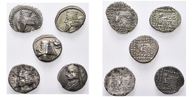 ROYAUME PARTHE, lot de 5 drachmes: Orodes Ier, Orodes II, Phraates IV et Vologases III (2 variantes). Fine - Very Fine.