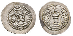 ROYAUME SASSANIDE, Yazdgird II (438-457), AR drahm, LD = Ray. Göbl I/2, 165 var.; Mitch., ACW, 969 var.; Sell. 47 var. 4,18 g. Petite tache sur le bor...