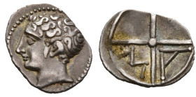GAULE TRANSALPINE, Massalia, AR obole, 385-220 av. J.-C. Groupe III. D/ T. d'Apollon à g., avec favoris, les cheveux en forme de crochets tirés vers l...