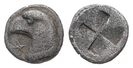 Aeolis, Kyme. AR Hemiobol. 0.35 g. - 7.70 mm. Circa 450-400 BC.
Obv.: Eagle's head to left; below beak, star of six points (monogram of ΚΥM?).
Rev.: Q...