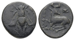 Ionia, Ephesos. AE. 2.30 g. - 14.56 mm. ca. 4th century BC. Demophon, magistrate.
Obv.: Ε - Φ. Bee.
Rev.: Stag kneeling left, head right; astragalos a...
