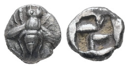 Ionia, Ephesos. AR Hemiobol. 0.48 g. - 7.04 mm. Circa 550-500 BC.
Obv.: Bee
Rev.: Quadripartite incuse square.
Ref.: Karwiese Series III, 12; Rosen 57...
