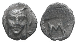 Ionia, Kolophon. AR, Tetartemorion. 0.33 g. - 8.70 mm. Circa 450-410 BC.
Obv.: Facing laureate head of Apollo between two laurel leafs.
Rev.: Monogram...