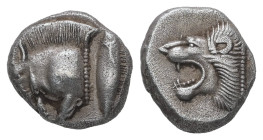 Mysia, Kyzikos. AR, Diobol. 1.25 g. - 9.88 mm. Circa 450-400 BC.
Obv.:Forepart of boar left; to right, tunny upwards.
Rev.: Head of lion left within i...