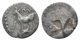 THRACE. Byzantion. (340-320 BC). Diobol.
Obv : ΠY. Bull standing left on dolphin.
Rev : Quadripartite millsail incuse.
SNG BM Black Sea 42-48. Cond...