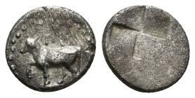 THRACE. Byzantion. (340-320 BC). Diobol.
Obv : ΠY. Bull standing left on dolphin.
Rev : Quadripartite millsail incuse.
SNG BM Black Sea 42-48. Conditi...