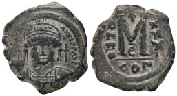 JUSTINIAN I (527-565).Constantinople. Half Follis.
Obv : D N IVSTINIANVS P P AVG.
Helmeted and cuirassed bust facing, holding globus cruciger and sh...