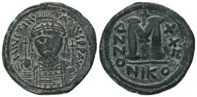 JUSTINIAN I (527-565).Nicomedia. Follis.
Obv : D N IVSTINIANVS P P AVG.
Helmeted and cuirassed bust facing, holding globus cruciger and decorated sh...