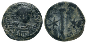 JUSTINIAN I (527-565). Decanummium. Rome.
Obv: D N IVSTINIANVS P AVC.
Helmeted and cuirassed bust facing, holding globe cruciger and shield.
Rev: I...