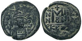 MAURICE TIBERIUS (582-602).Cyzicos.Follis.
Obv : D N mAVRIC TIbER P P A.
Helmeted and cuirassed bust facing, holding globe cruciger and shield.
Rev...