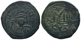 MAURICE TIBERIUS (582-602).Cyzicos.Follis.
Obv : D N mAVRIC TIbER P P A.
Helmeted and cuirassed bust facing, holding globe cruciger and shield.
Rev...
