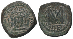 HERACLIUS (610-641).Nicomedia.Follis.
Obv : Helmeted and cuirassed bust facing, holding globus cruciger and shield decorated with horseman motif.
Re...