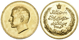 IRAN. Mohammed Riza Pahlevi, 1942-1979. Goldmedaille 1965 (= 1344 SH), unsigniert. Büste l.//Krone über Schrift, umher Lorbeer- und Eichenkranz. 36,95...