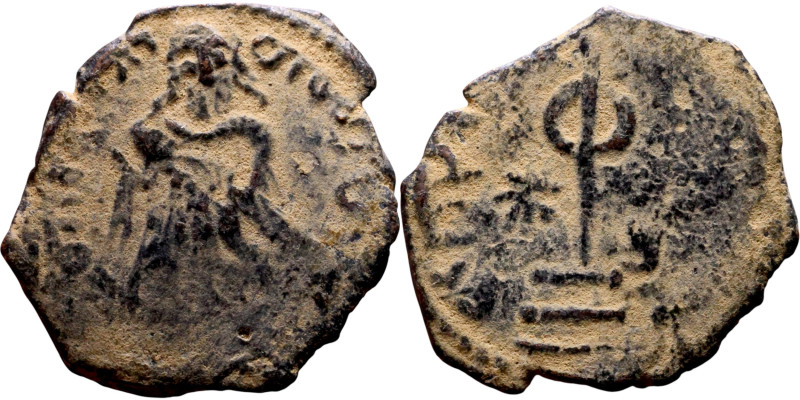 al-Malik ibn Marwan (687-705) Follis. Obverse: Imperial figure. Reverse: Modifie...