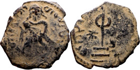 al-Malik ibn Marwan (687-705) Follis. Obverse: Imperial figure. Reverse: Modified cross potent set on steps