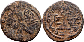 al-Malik ibn Marwan (687-705) Follis. Obverse: Imperial figure. Reverse: Modified cross potent set on steps