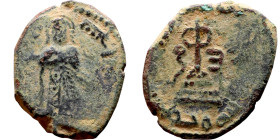 al-Malik ibn Marwan (687-705) Follis. Obverse: Imperial figure. Reverse: Modified cross potent set on steps
