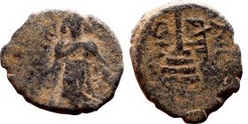 al-Malik ibn Marwan (687-705) Follis. Obverse: Imperial figure. Reverse: Modified cross potent set on steps