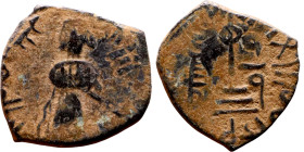 al-Malik ibn Marwan (687-705) Follis. Obverse: Imperial figure. Reverse: Modified cross potent set on steps