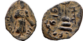 al-Malik ibn Marwan (687-705) Follis. Obverse: Imperial figure. Reverse: Modified cross potent set on steps