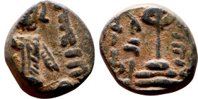 al-Malik ibn Marwan (687-705) Follis. Obverse: Imperial figure. Reverse: Modified cross potent set on steps