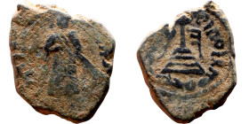 al-Malik ibn Marwan (687-705) Follis. Obverse: Imperial figure. Reverse: Modified cross potent set on steps