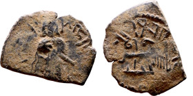 al-Malik ibn Marwan (687-705) Follis. Obverse: Imperial figure. Reverse: Modified cross potent set on steps