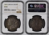 1845年 イギリス ヴィクトリア 1stポートレート クラウン銀貨 NGC XF45 (2708616-014) KM# 741, Sp# 3882, Silver 92.5%, 28.3g, 38.0mm 表面にはヤングヴィクトリア、裏面には紋章が描かれたクラウン銀貨です。200年の時の重みを思...