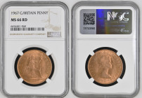 1967年 イギリス エリザベス2世 1stポートレート ペニー銅貨 NGC MS66 RD 準TopPop (6654481-068) KM# 897, Sp# 4157, Bronze, 9.45g, 30.8mm, エリザベス2世の最初の肖像タイプで製造されたペニー銅貨です。裏面のブリタニアは...