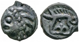 Gallia. Leuci. Potinmünze 1. Jh. v.Chr. Kopf nach links mit groben Haaren / Wildschwein nach links, darunter lilienförmiges Symbol. LT 9078, Castelin ...