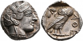 Attika. Athen. Tetradrachme nach 449 v. Chr. Athenakopf im attischen Helm nach rechts / Eule mit hersehendem Kopf nach rechts stehend vor Olivenzweig ...