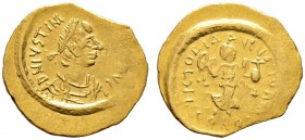 Justinianus I. 527-565. Tremissis -Constantinopolis-. Drapierte Büste mit Perldiadem nach rechts / Victoria mit Kreuzglobus und Kranz von vorn stehend...