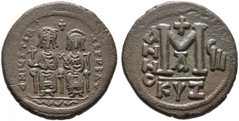 Iustinus II. 565-578. Bronze-Follis 571/572 -Kyzikos-. Justinus links und Sophia...
