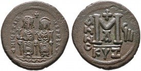 Iustinus II. 565-578. Bronze-Follis 571/572 -Kyzikos-. Justinus links und Sophia rechts frontal auf Doppelthron sitzend, beide nimbiert. Der Kaiser mi...