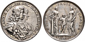 Schweden. Karl XI. 1660-1697. Versilberte Bronzemedaille o.J. (1680) von Anton Meybusch, auf den gleichen Anlass. Die Brustbilder des Brautpaares hint...