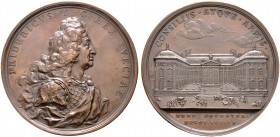 Schweden. Friedrich I. von Hessen-Kassel 1720-1751. Große Bronzemedaille 1731 von Johann Carl Hedlinger, auf das Ritterhaus in Stockholm. Geharnisch­t...