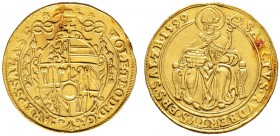Salzburg, Erzbistum. Wolf Dietrich von Raitenau 1587-1612. Doppeldukat 1599. Mehrfeldiges Wappen unter Mitra / Hl. Rud­bertus mit Krummstab und Salzge...