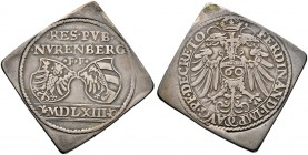 Nürnberg, Stadt. Klippe des Reichsguldiners 1563. Die beiden Stadtwappen zwei und drei zwischen Inschrift und der römischen Jahreszahl / Gekrönter, do...