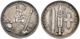 Nürnberg, Stadt. Silbermedaille o.J. (um 1700) von M. Brunner, auf die Reichskleinodien. Brustbild Kaiser Sigismunds mit Reichskrone, Zepter und Reich...