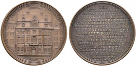Nürnberg, Stadt. Bronzemedaille 1726 von P.P. Werner, auf die Fertigstellung des Sichart'schen Hauses am Alten Weinmarkt. Ansicht des vierstöckigen St...