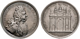Schwarzburg-Sondershausen. Anton Günther II. 1669-1716. Silbermedaille 1709 von J.C. Koch (Gotha), auf seine Erhebung in den Reichsfürstenstand. Gehar...