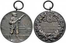 Trossingen, Stadt. Tragbare, mattierte Silbermedaille 1909 von Mayer und Wilhelm, der Trossinger Schützengesellschaft. Nach rechts stehender Schütze m...