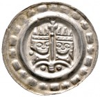 Ulm, königliche Münzstätte. Konrad IV. und Elisabeth von Bayern 1237-1254. Brakteat um 1245/50. Über einem mit zwei Kugeln gefüllten Zweibogen erheben...