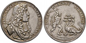 Württemberg. Friedrich Karl 1677-1693. Silberne Hydramedaille o.J. von J.C. Müller. Gepanzertes Brustbild nach rechts in großer Perücke und mit Feldhe...