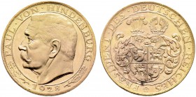 Weimarer Republik. Goldmedaille 1928 von J. Bernhart, auf den Reichspräsidenten Paul von Hindenburg. Kopf nach links / Zweifach behelmtes Familienwapp...