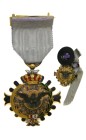 Condecoración y cruz de pecho. Merito civil. Alfonso XII en oro. AXII. ALTIORA PETO. peso total de ambas 25,32 gr. (PG332)

SC-